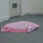 湿润的枕头，记事本纸张，a4打印纸，水彩色，防水胶水，110 x 110cm, 2012 