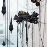 Karin van Dam, ”悬物“，混合媒介, 毛线，竹子，气球，尺寸可变, 2013