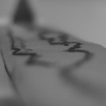 欧阳文东，去“物质”化雕塑—去典雅1，2，装置，沉香，檀香,安息, 砂子，铝板，尺寸可变， 2013 